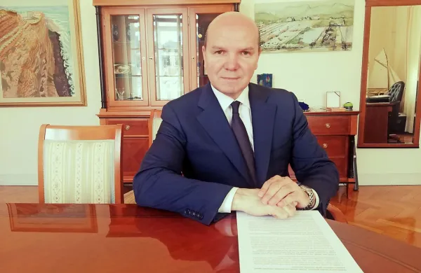 Čeprav v občinskem svetu nima koalicije, na katero bi lahko 
naslonil svoje odločitve, namerava Đenio Zadković županski 
mandat speljati do konca. 