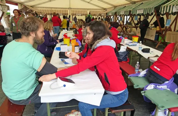 V odprtih “ambulantah” so na dnevu zdravja tlak, sladkor in 
holesterol, izmerili približno 300 občanom.