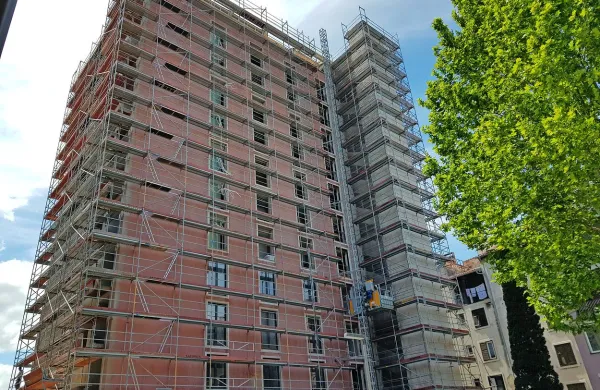 Do konca junija bodo dokončali  fasado in  glavnino del v notranjosti. Septembra bodo kupcem predali stanovanja.