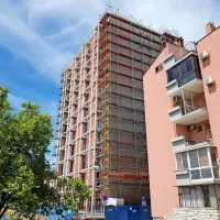 Južni fasadi Tomosovega bloka so pred dnevi dodali jekleno 
konstrukcijo, s katero bodo povezali premajhne balkone in kamor 
bodo namestili  senčila.