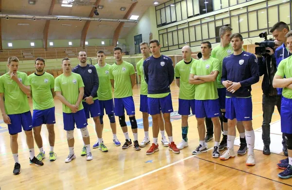 Začetek priprav v dvorani Vitranc je bil precej pogovoren, v 
nadaljevanju pa bo  od reprezentantov do septembra tekel znoj.