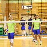 Primorca Jani Kovačič (z žogo) in Matic Vrtovec (ob njem) na 
začetku priprav v Kranjski Gori. 