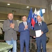 Direktor Parka vojaške zgodovine Pivka Janko Boštjančič (skrajno 
desno) se je včeraj veselil vpisa v razvid muzejev v družbi  
predsednika vlade Marjana Šarca in ministra za kulturo Zorana 
Pozniča.