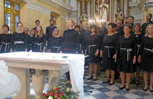 Odličen župnijski pevski zbor sv. Urbana, pred njim zborovodkinja 
Damjana Vončina.