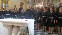 Odličen župnijski pevski zbor sv. Urbana, pred njim zborovodkinja 
Damjana Vončina.