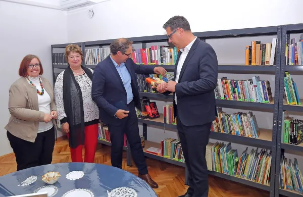 Novo pridobitev v Hiši kulture so si ogledali (z desne): koprski 
župan Aleš Bržan, direktor osrednje knjižnice David Runco, 
predsednica ZKD Darija Krkoč in direktorica Librisa Ingrid Celestina.