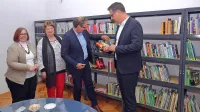 Novo pridobitev v Hiši kulture so si ogledali (z desne): koprski 
župan Aleš Bržan, direktor osrednje knjižnice David Runco, 
predsednica ZKD Darija Krkoč in direktorica Librisa Ingrid Celestina.