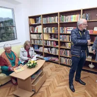 V vaški knjižnici v Sv. Antonu je ljubiteljem knjig  na voljo približno 
1400 enot knjižnega gradiva. 
