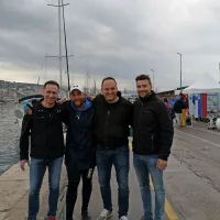 Po 41-kilometrski etapi se je Nejc (drugi z leve) v soboto veselil s 
podžupanom Alešem Furlanom, županom Tarikom Žigonom in 
prijateljem Urbanom Martinučem (z leve). 