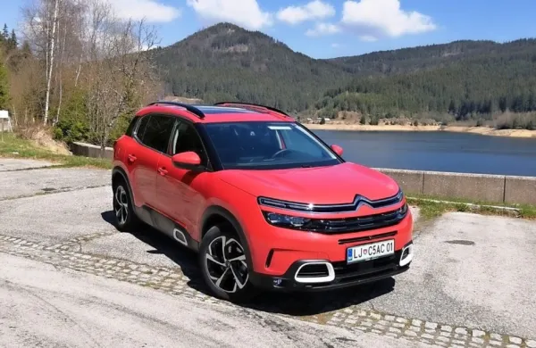 Z enako platformo, mehaniko in nekaterimi rešitvami v notranjosti se pelje v nasprotno smer od vesoljskega Peugeota 3008, ki šokira 
z dizajnom zunanjosti in notranjosti ter nagovarja malo bolj tradicionalne kupce.