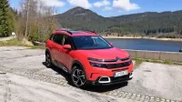 Z enako platformo, mehaniko in nekaterimi rešitvami v notranjosti se pelje v nasprotno smer od vesoljskega Peugeota 3008, ki šokira 
z dizajnom zunanjosti in notranjosti ter nagovarja malo bolj tradicionalne kupce.