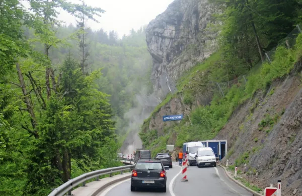 Trenutno skozi Zalo velja  polovična zapora, od 29. julija do 1. 
septembra pa bo cesta  zaprta za ves promet.