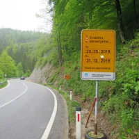Turistični delavci po lanski slabi volji zaradi označb zapor letos 
obljubljajo dodatne smerokaze v Idrijo.