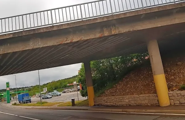 Z nadvoza nad cesto Kozina-Krvavi potok je v ponedeljek odpadla 
kovinska lamela, a pristojni zagotavljajo, da zaradi tega niso 
ogroženi ne pešci ne vozniki. 