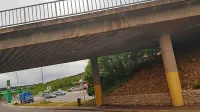 Z nadvoza nad cesto Kozina-Krvavi potok je v ponedeljek odpadla 
kovinska lamela, a pristojni zagotavljajo, da zaradi tega niso 
ogroženi ne pešci ne vozniki. 