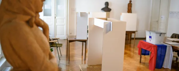 Prag za uvrstitev v evropski parlament je bistveno višji kot prag za 
uvrstitev v slovenski parlament. Odvisen je tudi od deležev strank, 
ki zberejo premalo glasov.