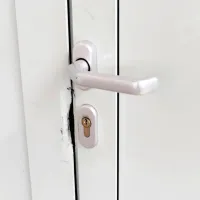 Neznanci so v skladišče najverjetneje vlomili z lomilko.