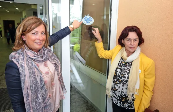 V Obalnem domu upokojencev na Markovcu so odprli stoto Demenci prijazno točko. Nalepko sta nalepili 
direktorica doma  Neva Tomažič in predsednica združenja Spominčica Štefanija Lukič Zlobec.