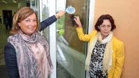 V Obalnem domu upokojencev na Markovcu so odprli stoto Demenci prijazno točko. Nalepko sta nalepili 
direktorica doma  Neva Tomažič in predsednica združenja Spominčica Štefanija Lukič Zlobec.