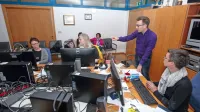 Ekipa informativnega programa na čelu z urednico Tjašo Škamperle (desno) na jutranjem sestanku