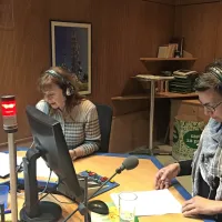 Janja Lešnik med prebiranjem vesti v oddaji Jutranjik