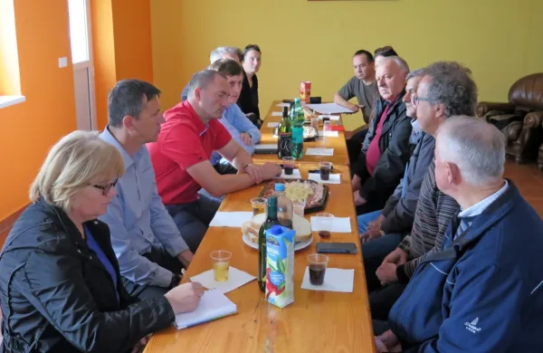 V Rakitovcu so se srečali predstavniki kmetijskega ministrstva, 
službe vlade za zakonodajo, domače agrarne skupnosti in 
Združenja predstavnikov agrarnih skupnosti.