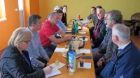 V Rakitovcu so se srečali predstavniki kmetijskega ministrstva, 
službe vlade za zakonodajo, domače agrarne skupnosti in 
Združenja predstavnikov agrarnih skupnosti.