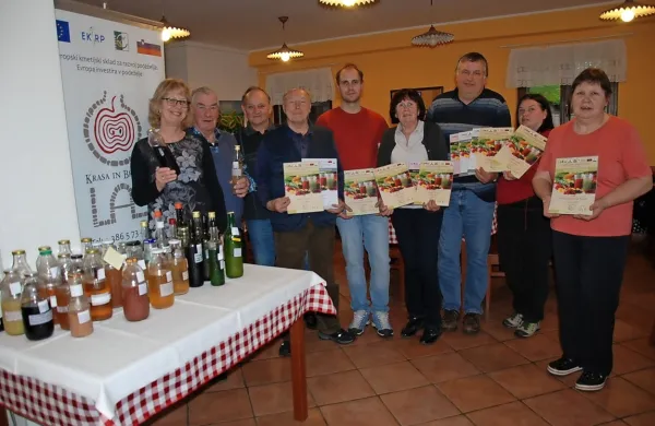 Nagrajenci prvega ocenjevanja sadnih sokov in sirupov ob podelitvi priznanj na Varejah. 