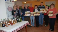 Nagrajenci prvega ocenjevanja sadnih sokov in sirupov ob podelitvi priznanj na Varejah. 