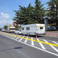 Poleti pred dvema letoma so na Šmarski cesti  ukinili zavijalne 
pasove in zarisali polno črto ter dodatno postavili še količke, ki so 
voznikom preprečevali zavijanje. 