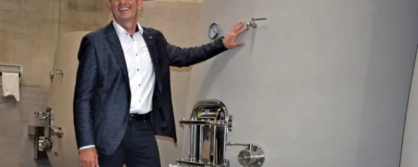 Betonski tulipani so ponos Zmaga Petriča in njegove kleti Guerila.