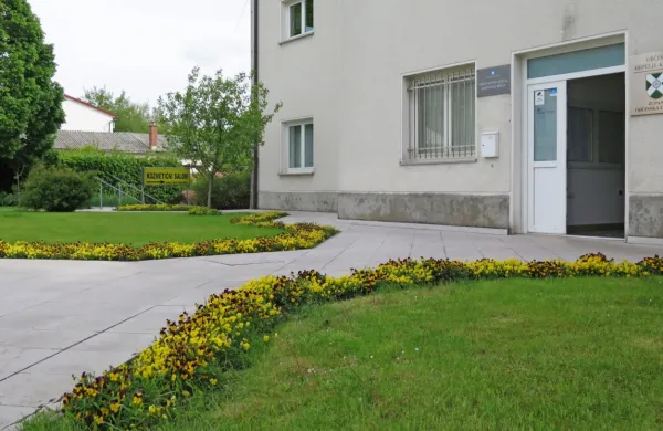 Zaposleni v režijskem obratu hrpeljsko-kozinske občine bodo 
skrbeli tudi za vzdrževanje občinskih zelenic. 