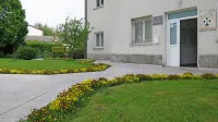 Zaposleni v režijskem obratu hrpeljsko-kozinske občine bodo 
skrbeli tudi za vzdrževanje občinskih zelenic. 