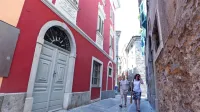 V Smrekarjevi  ulici so v  stavbi na levi strani  uredili  stanovanja pred 
štirimi leti, v stavbi desno jih bodo  predvidoma do konca tega 
leta. 

 