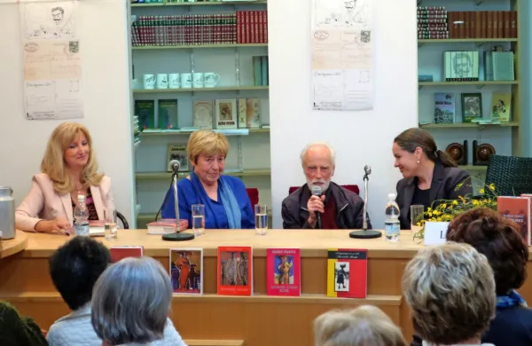 Šavrinke so v Librisu družno prelistali (z leve) Vesna Mikolič, Alferija Bržan, Marjan Tomšič in Eva Premk Bogataj. 