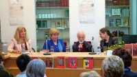 Šavrinke so v Librisu družno prelistali (z leve) Vesna Mikolič, Alferija Bržan, Marjan Tomšič in Eva Premk Bogataj. 