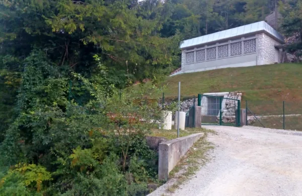 Vodno zajetje Malni, iz katerega se oskrbuje več kot 21.000 prebivalcev občin Postojna in Pivka, je še vedno nezavarovano pred 
škodljivimi vplivi vojaške in drugih dejavnosti.