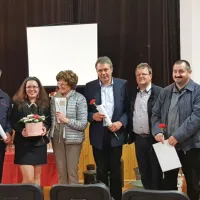 Pri zbiranju informacij so Aneji Rože (druga z leve) pomagali  mentor 
Davor Krnel (prvi z desne) , sovaščani in Občina Sežana. Na sliki sta 
še njen oče Srečko Rože (drugi z desne), Bojana Kermolj ter  nekdanji 
in sedanji sežanski župan  Davorin Terčon in   David Škabar.

