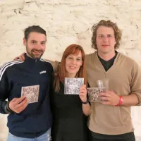 Tilen Šfiligoj, Martina Kocina in Matej Srebrnič s prvim albumom 
Združenih briških glasbenikov, ki so ga skupaj z ostalimi briškimi 
soustvarjalci predstavili v petek v Vili Vipolže.