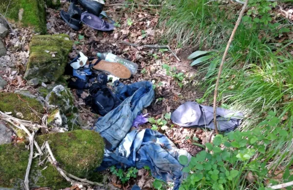 Med čistilno akcijo na območju KS Gradin so  zbrali približno deset  
večjih vreč ostankov oblačil, nahrbtnikov, obutve in  plastenk ...