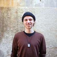 Jakob Kobal, mlad, vendar zrel kantavtor iz Idrije, je pred kratkim 
izdal svoj prvi album Cloudless in že postal eden “varovancev” 
Vala202. 