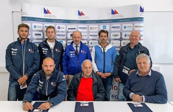 Podpisniki pogodb  (z leve zgoraj): Jakob Božič, Matija Čok, 
predsednik JZS Aljoša Tomaž, Jure Žbogar, Tomaž Virnik; (spodaj):  
Uroš Kraševac, Vojko Petrič in Marjan Matevljič. 