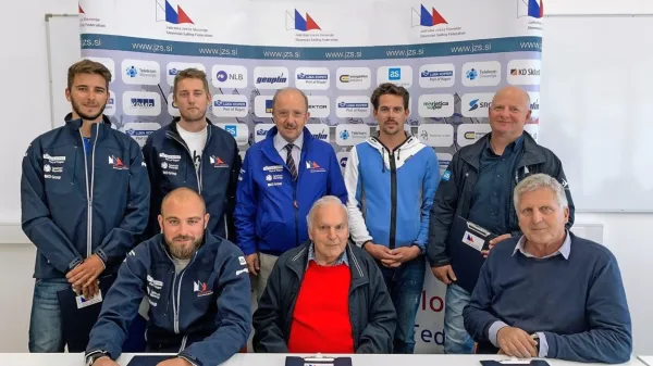 Podpisniki pogodb  (z leve zgoraj): Jakob Božič, Matija Čok, 
predsednik JZS Aljoša Tomaž, Jure Žbogar, Tomaž Virnik; (spodaj):  
Uroš Kraševac, Vojko Petrič in Marjan Matevljič. 