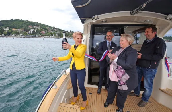 Ministrica za kmetijstvo Aleksandra Pivec (levo) in glavna inšpektorica za ribištvo Saša Dragar Milanovič sta novemu inšpekcijskemu plovilu zaželeli srečno pot.