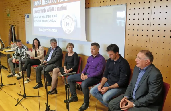 Na okrogli mizi so spregovorili (od desne proti levi) Stojan Ščuka, 
Martin Kovačič, Matjaž Primc, Lorela Dobrinja in Marjan Colja, 
pogovor  sta povezovala Špela Bajnoci in Andrej Bandelj. 