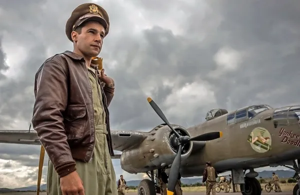 Vlogo Yossariana je v nadaljevanki odigral Christopher Abbott. Že 
leta 1970 pa je Mike Nichols režiral film po romanu Kavelj 22 
Josepha Hellerja.