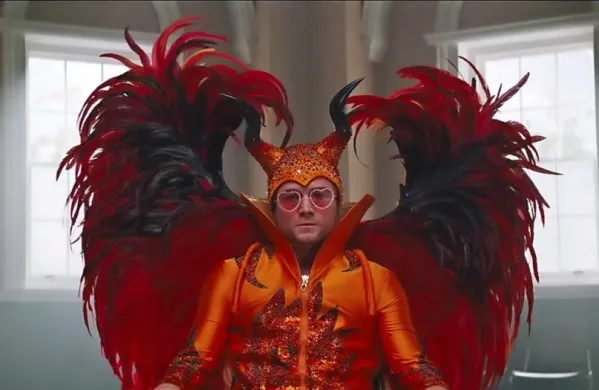 V zelo pisano in eklektično pojavo Eltona Johna se je prelevil dokaj 
neznani igralec Taron Egerton.