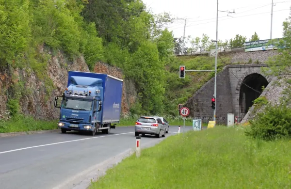 

Pivška obvoznica bi prišla iz predora pri zdajšnjem semaforju, kjer 
pa še ni jasno, kako bi bil speljan podvoz. 

