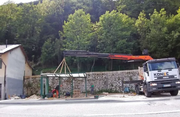 

Na Srpenici bodo postajališče uredili v teh dneh.