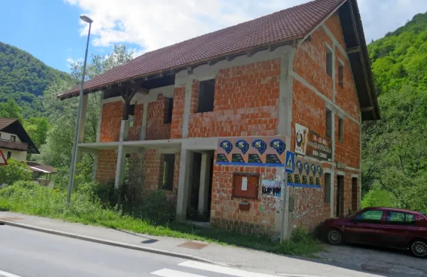 S samoprispevkom pred 30 leti začeto gradnjo večnamenske 
stavbe v KS Straža naj bi v tem mandatu vendarle dogradili.